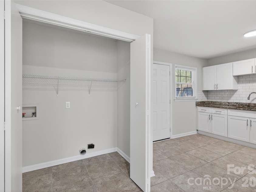 5143 Delivau Drive, Charlotte, NC 28215.  MLS# CAR4364426, YatesRealty ID 18157. 