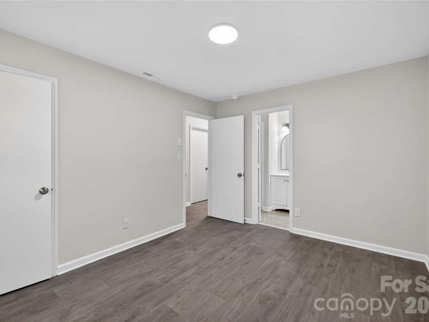 5143 Delivau Drive, Charlotte, NC 28215.  MLS# CAR4364426, YatesRealty ID 18157. 
