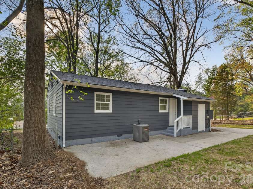 5143 Delivau Drive, Charlotte, NC 28215.  MLS# CAR4364426, YatesRealty ID 18157. 