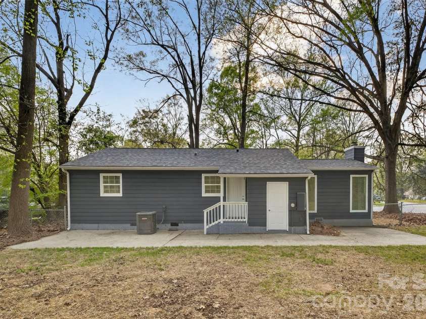 5143 Delivau Drive, Charlotte, NC 28215.  MLS# CAR4364426, YatesRealty ID 18157. 
