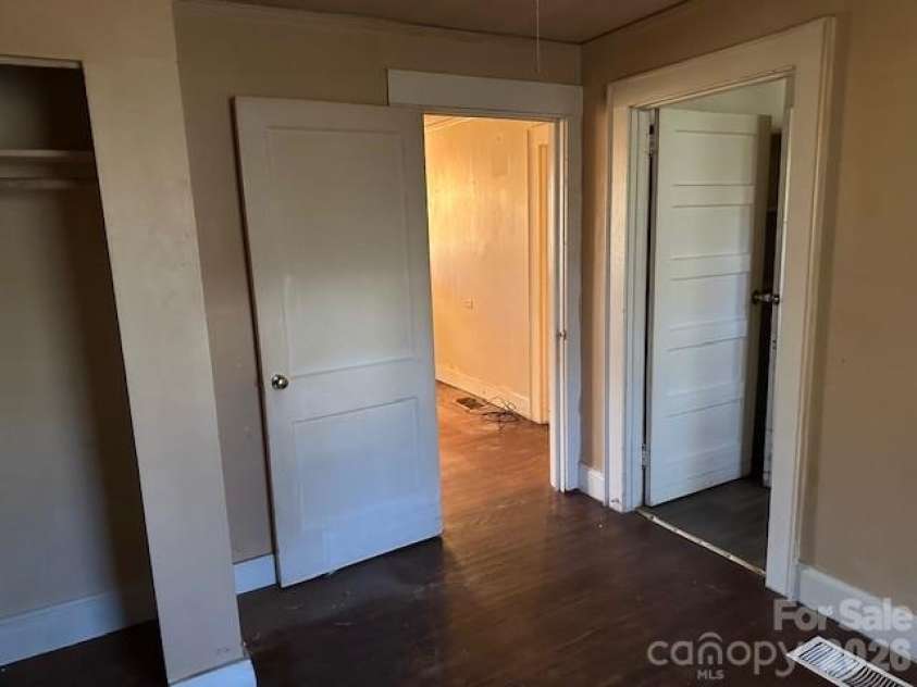 921 Reliance Street, Charlotte, NC 28208.  MLS# CAR4375669, YatesRealty ID 18158. 