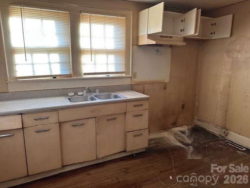 921 Reliance Street, Charlotte, NC 28208.  MLS# CAR4375669, YatesRealty ID 18158. 