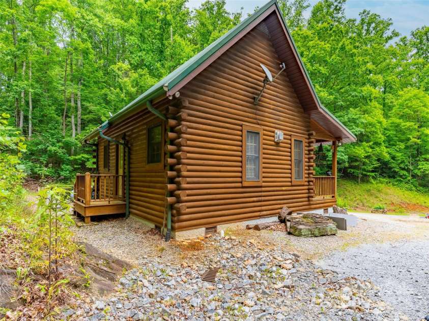 125 Cypress Lane, Saluda, NC 28773.  MLS# CAR4265595, YatesRealty ID 18163. 