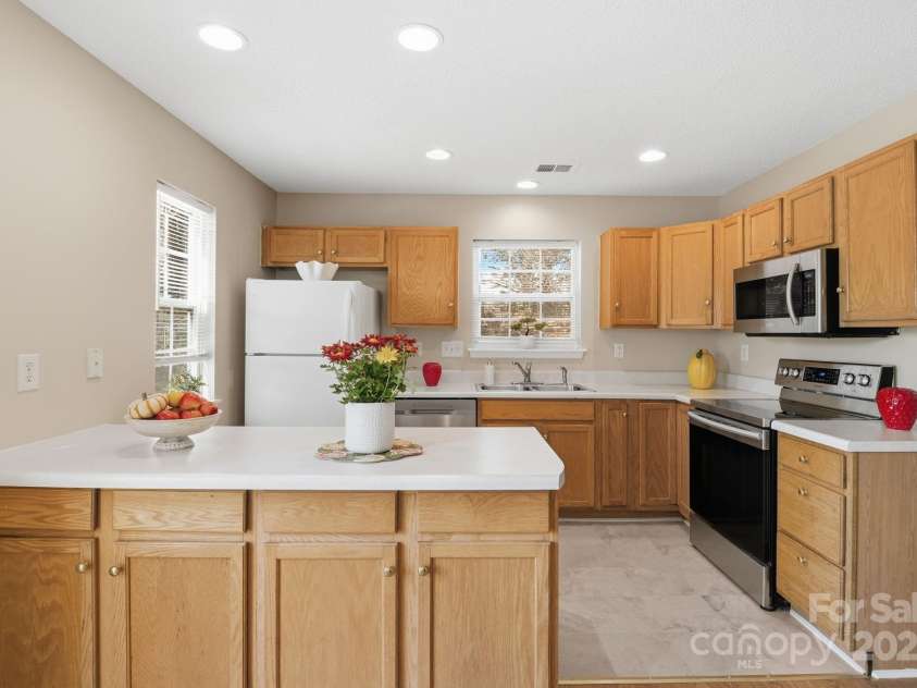 125 Lynch Circle, Mooresville, NC 28117.  MLS# CAR4321211, YatesRealty ID 18167. 