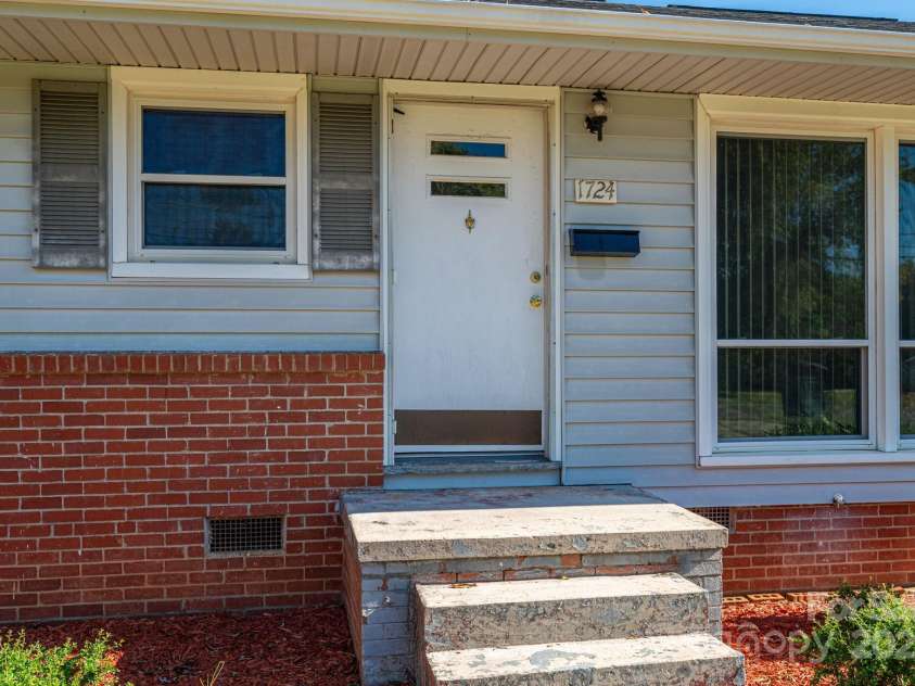 1724 Perry Street, Gastonia, NC 28054.  MLS# CAR4312386, YatesRealty ID 1817. 
