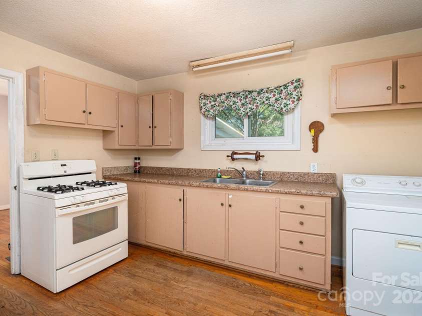 1724 Perry Street, Gastonia, NC 28054.  MLS# CAR4312386, YatesRealty ID 1817. 