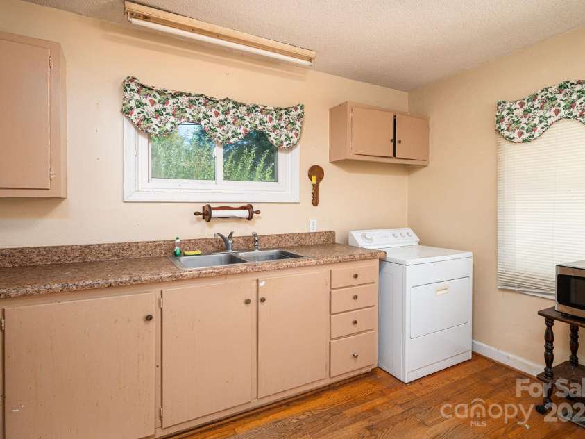 1724 Perry Street, Gastonia, NC 28054.  MLS# CAR4312386, YatesRealty ID 1817. 