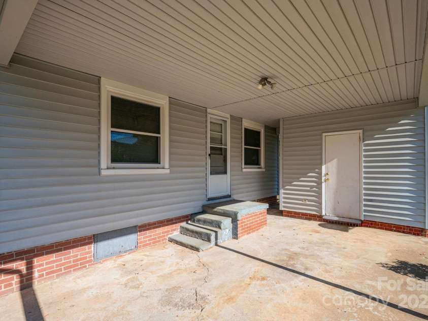 1724 Perry Street, Gastonia, NC 28054.  MLS# CAR4312386, YatesRealty ID 1817. 