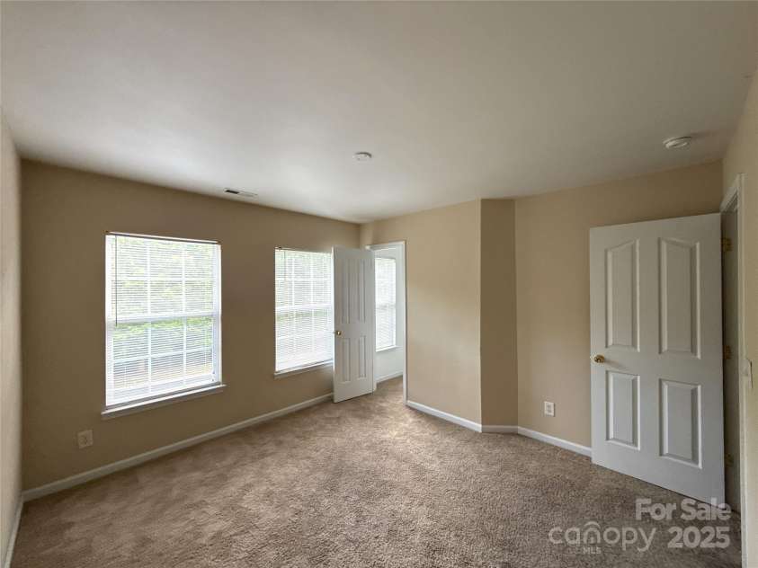 3527 Creeping Flora Lane, Charlotte, NC 28216.  MLS# CAR4253134, YatesRealty ID 18170. 