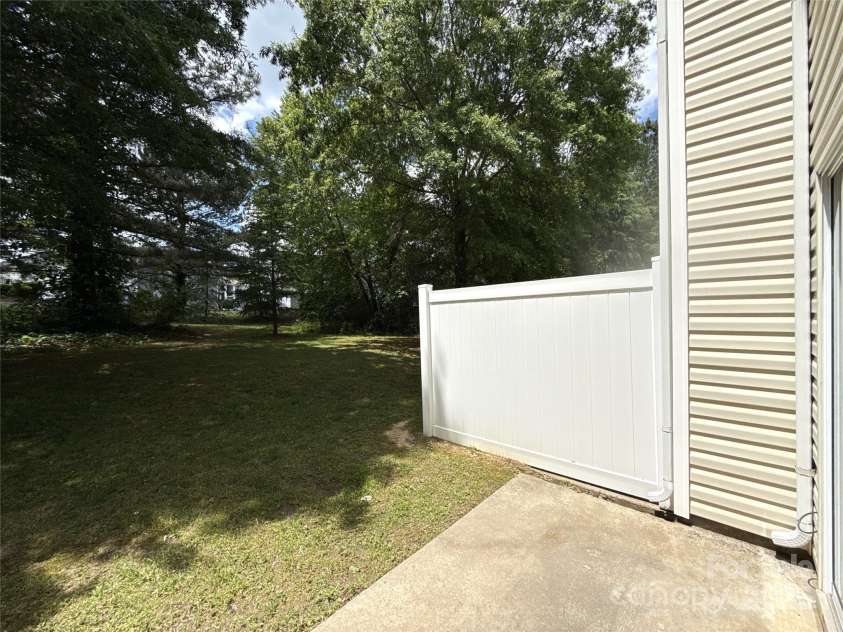 3527 Creeping Flora Lane, Charlotte, NC 28216.  MLS# CAR4253134, YatesRealty ID 18170. 