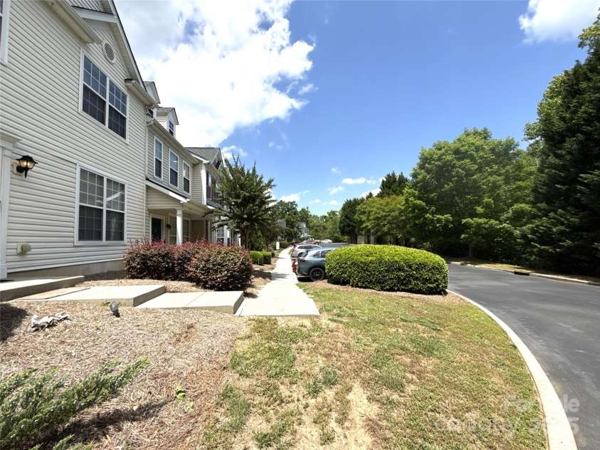 3527 Creeping Flora Lane, Charlotte, NC 28216.  MLS# CAR4253134, YatesRealty ID 18170. 