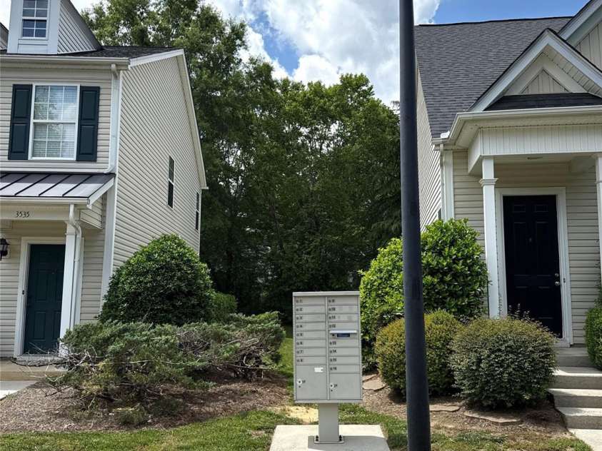 3527 Creeping Flora Lane, Charlotte, NC 28216.  MLS# CAR4253134, YatesRealty ID 18170. 