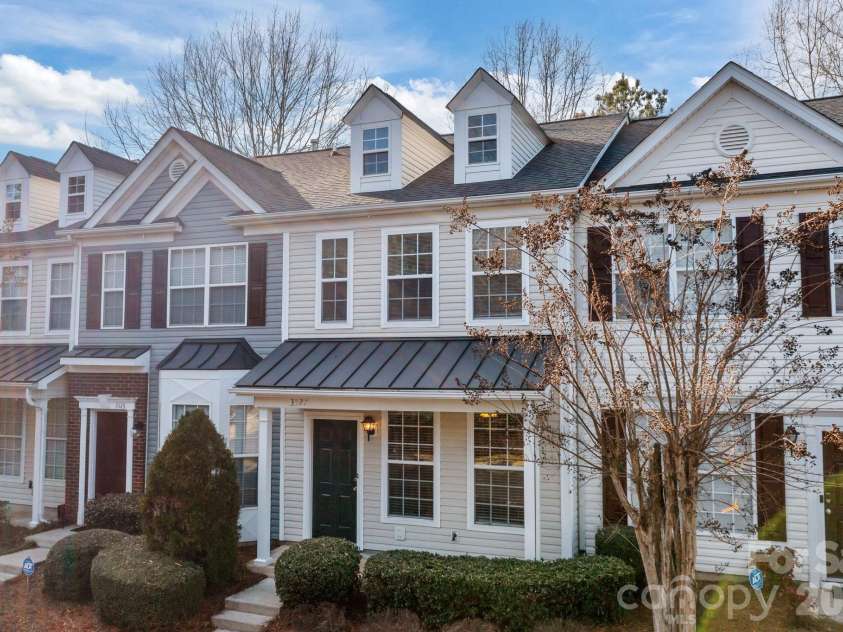 3527 Creeping Flora Lane, Charlotte, NC 28216.  MLS# CAR4336635, YatesRealty ID 18170. 