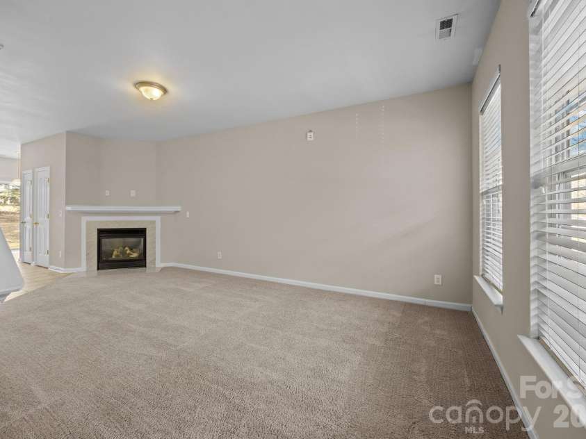 3527 Creeping Flora Lane, Charlotte, NC 28216.  MLS# CAR4336635, YatesRealty ID 18170. 