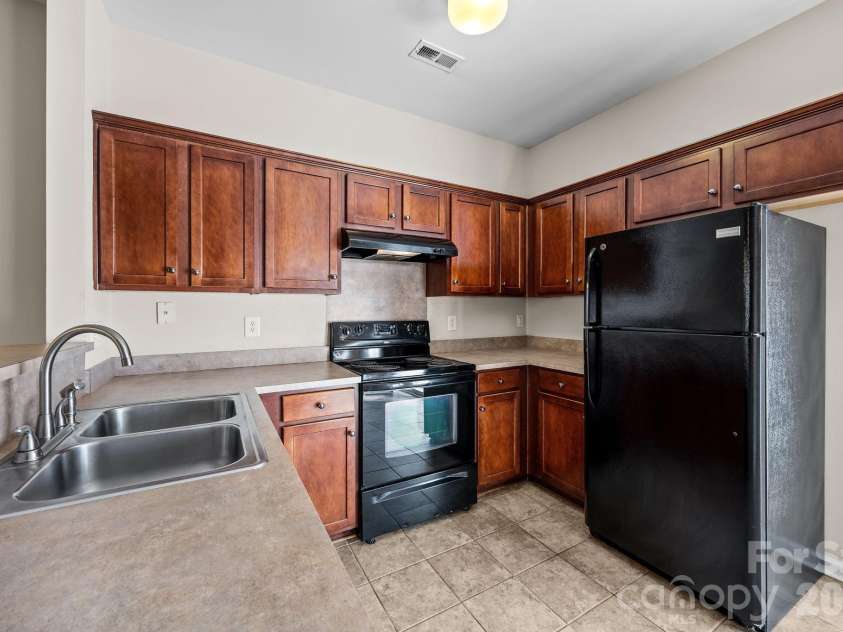 3527 Creeping Flora Lane, Charlotte, NC 28216.  MLS# CAR4336635, YatesRealty ID 18170. 