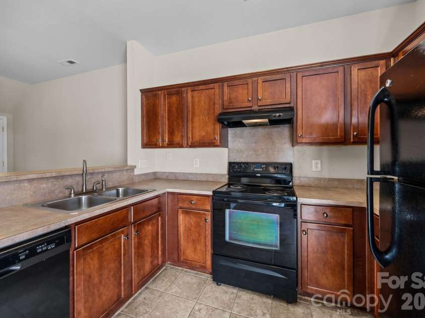 3527 Creeping Flora Lane, Charlotte, NC 28216.  MLS# CAR4336635, YatesRealty ID 18170. 