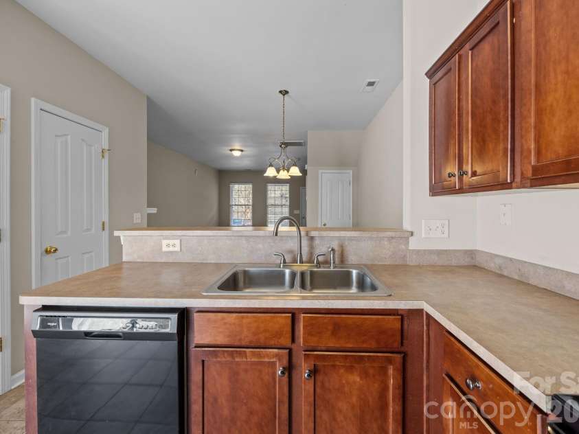 3527 Creeping Flora Lane, Charlotte, NC 28216.  MLS# CAR4336635, YatesRealty ID 18170. 