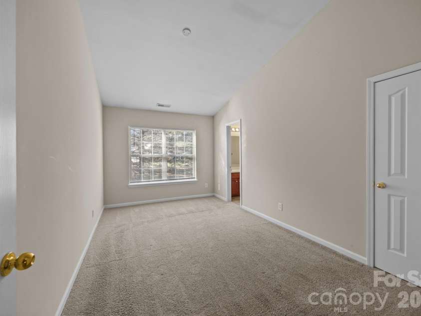 3527 Creeping Flora Lane, Charlotte, NC 28216.  MLS# CAR4336635, YatesRealty ID 18170. 