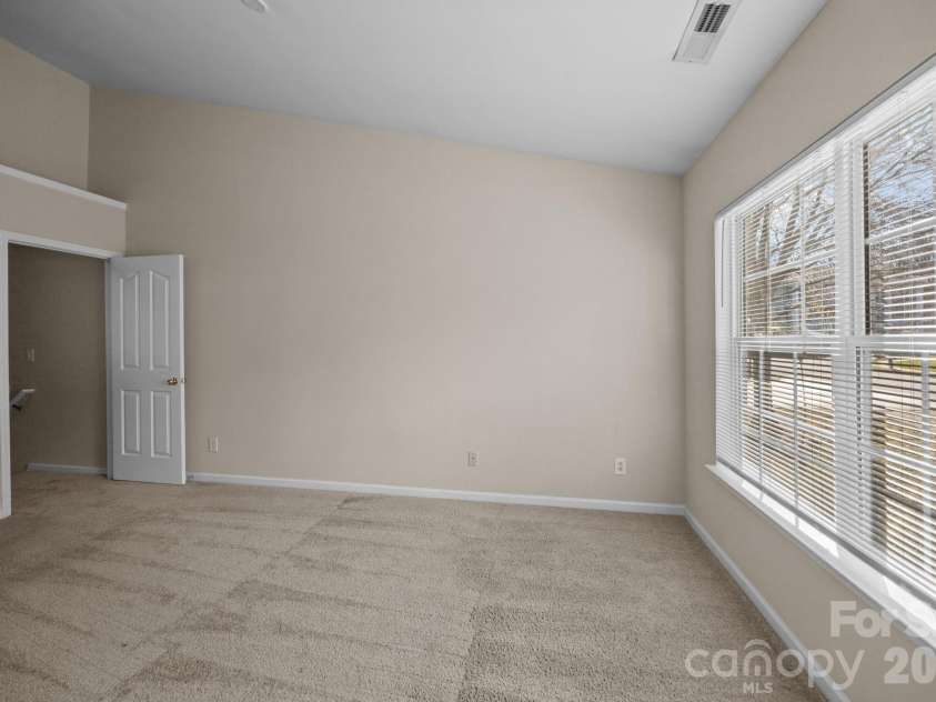 3527 Creeping Flora Lane, Charlotte, NC 28216.  MLS# CAR4336635, YatesRealty ID 18170. 