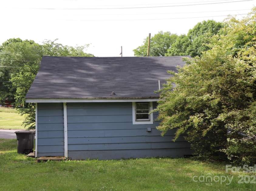 614 Goldsboro Avenue, Statesville, NC 28677.  MLS# CAR4258121, YatesRealty ID 18171. 