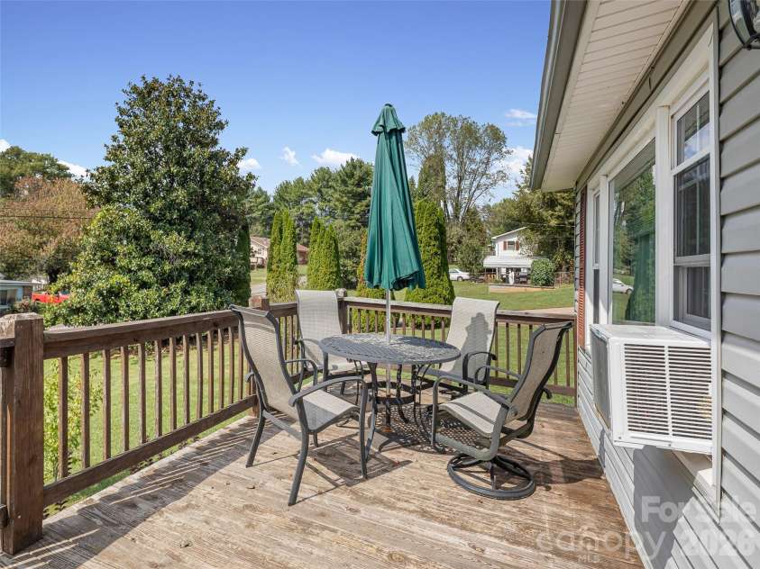 84 Candlelight Circle, Clyde, NC 28721.  MLS# CAR4376602, YatesRealty ID 18175. 