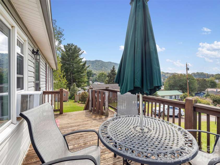 84 Candlelight Circle, Clyde, NC 28721.  MLS# CAR4376602, YatesRealty ID 18175. 