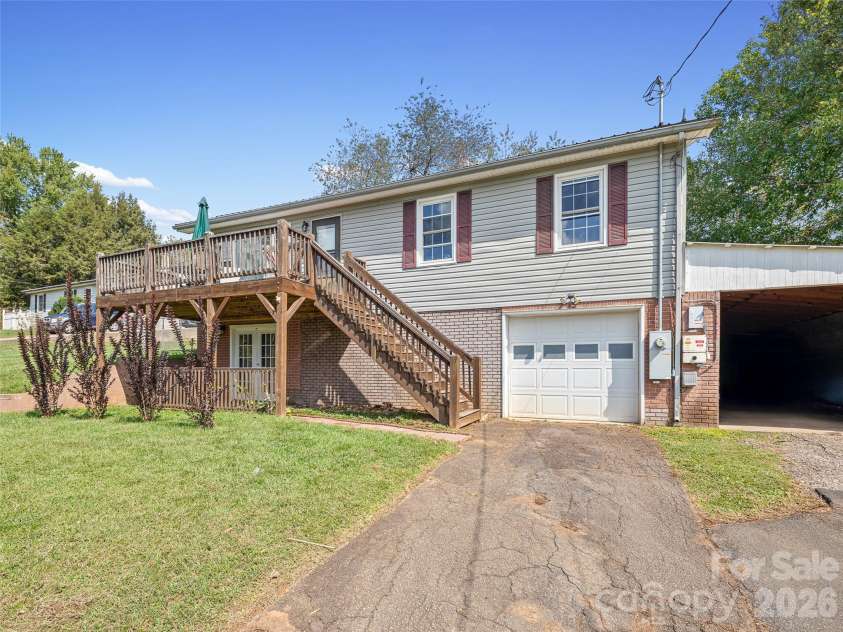 84 Candlelight Circle, Clyde, NC 28721.  MLS# CAR4376602, YatesRealty ID 18175. 