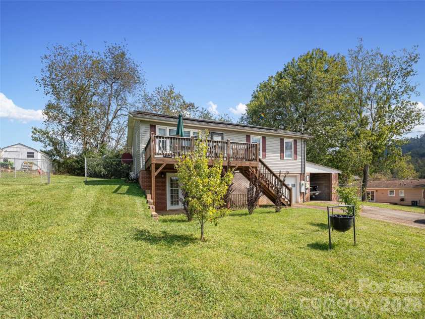 84 Candlelight Circle, Clyde, NC 28721.  MLS# CAR4376602, YatesRealty ID 18175. 