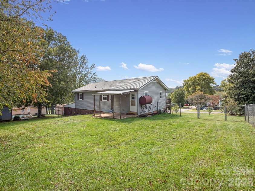 84 Candlelight Circle, Clyde, NC 28721.  MLS# CAR4376602, YatesRealty ID 18175. 