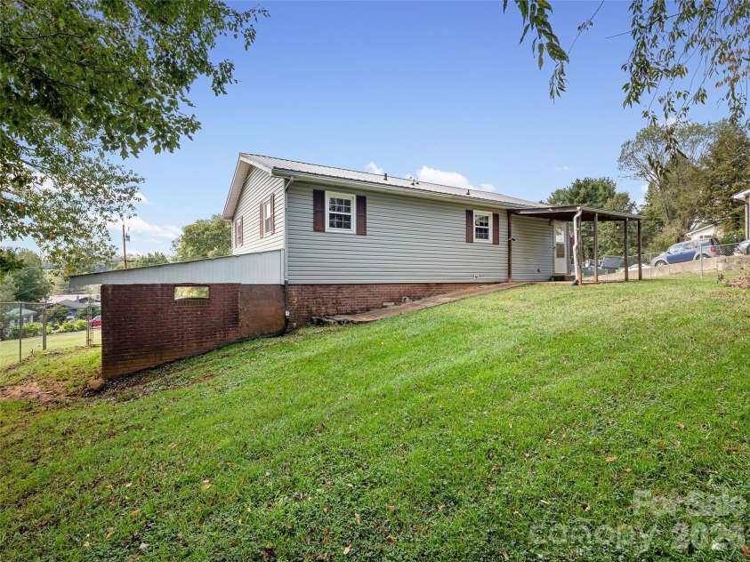 84 Candlelight Circle, Clyde, NC 28721.  MLS# CAR4376602, YatesRealty ID 18175. 