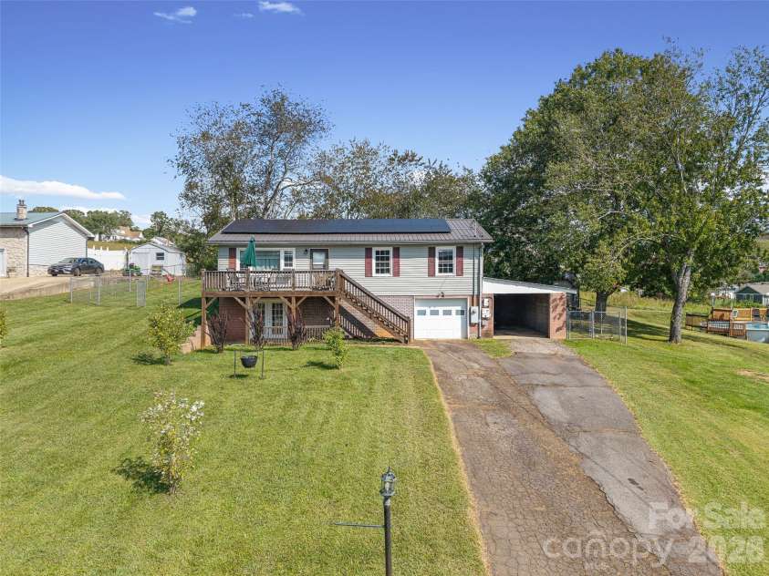84 Candlelight Circle, Clyde, NC 28721.  MLS# CAR4376602, YatesRealty ID 18175. 