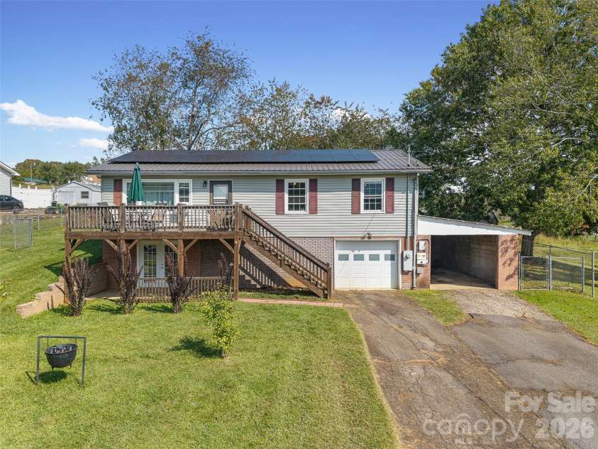 84 Candlelight Circle, Clyde, NC 28721.  MLS# CAR4376602, YatesRealty ID 18175. 