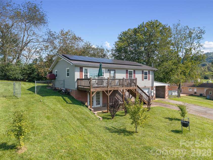84 Candlelight Circle, Clyde, NC 28721.  MLS# CAR4376602, YatesRealty ID 18175. 