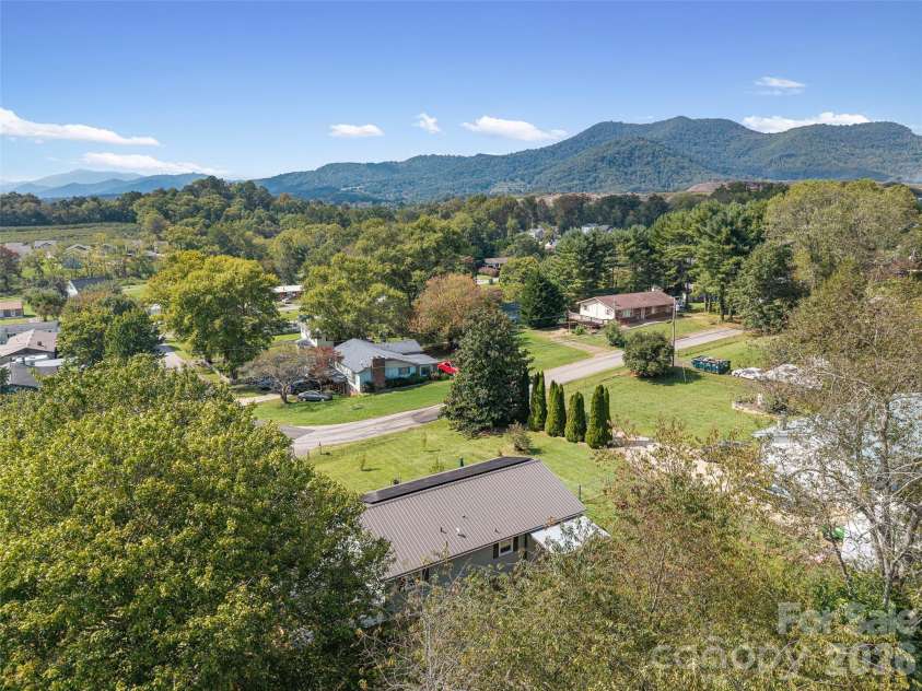 84 Candlelight Circle, Clyde, NC 28721.  MLS# CAR4376602, YatesRealty ID 18175. 