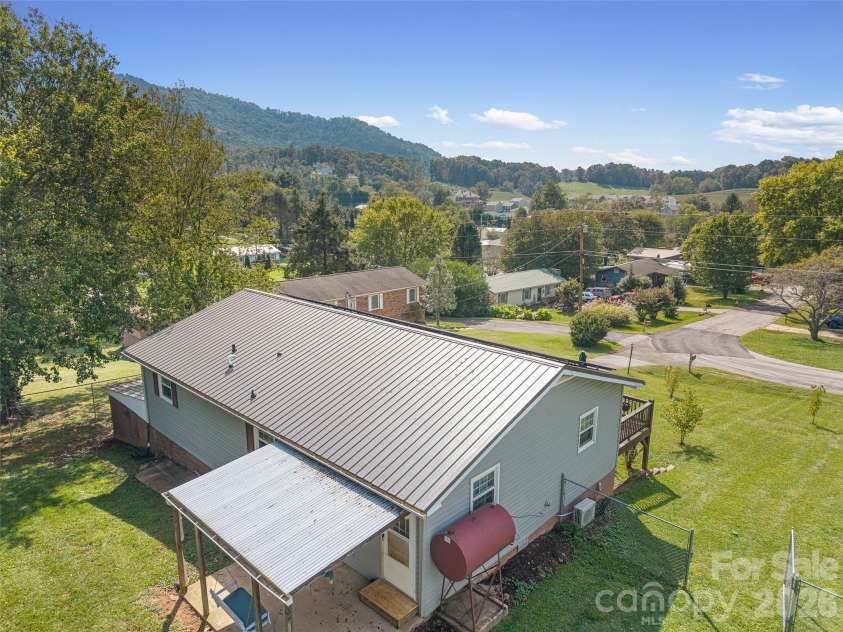 84 Candlelight Circle, Clyde, NC 28721.  MLS# CAR4376602, YatesRealty ID 18175. 