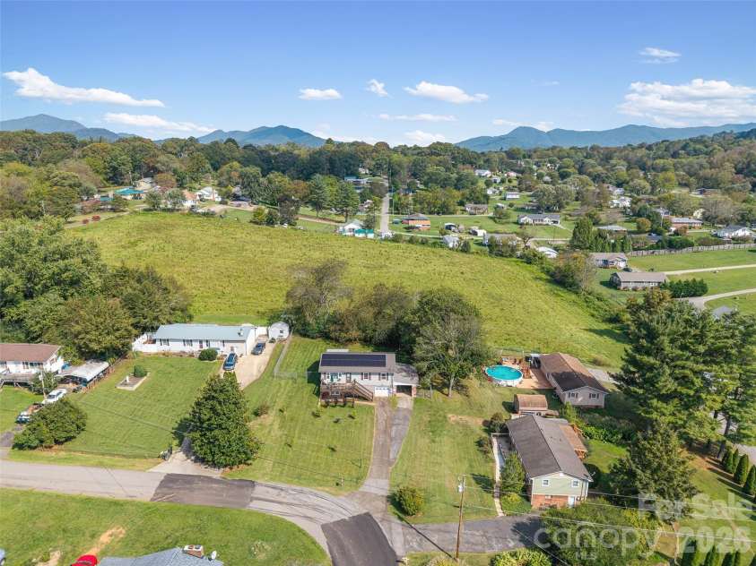 84 Candlelight Circle, Clyde, NC 28721.  MLS# CAR4376602, YatesRealty ID 18175. 