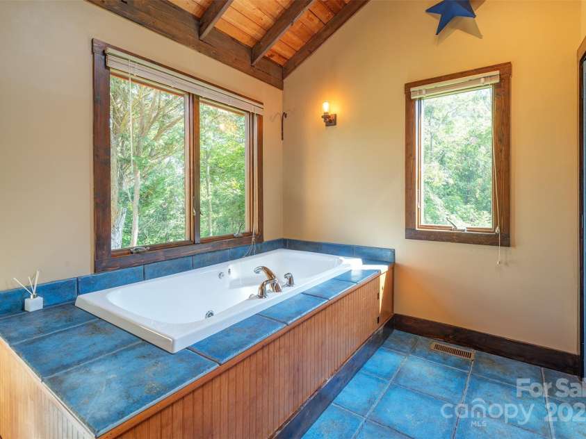 15 Mountain Tea Lane, Alexander, NC 28701.  MLS# CAR4276660, YatesRealty ID 18176. Jet Tub