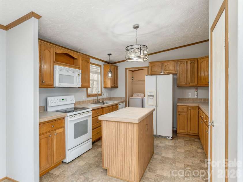 112 Lynn Estate Road, Hendersonville, NC 28792.  MLS# CAR4337249, YatesRealty ID 18178. 