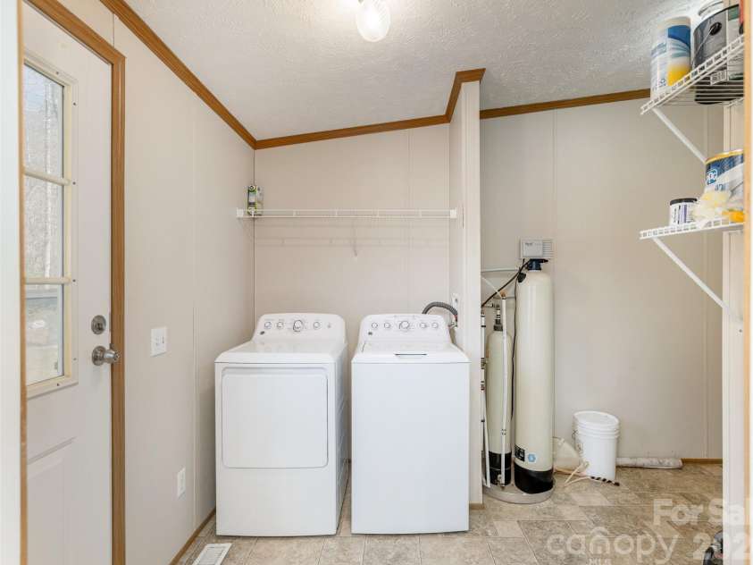 112 Lynn Estate Road, Hendersonville, NC 28792.  MLS# CAR4337249, YatesRealty ID 18178. 