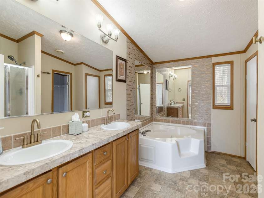 112 Lynn Estate Road, Hendersonville, NC 28792.  MLS# CAR4337249, YatesRealty ID 18178. 
