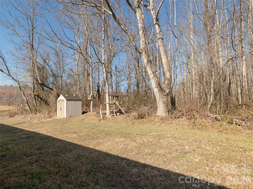 112 Lynn Estate Road, Hendersonville, NC 28792.  MLS# CAR4337249, YatesRealty ID 18178. 