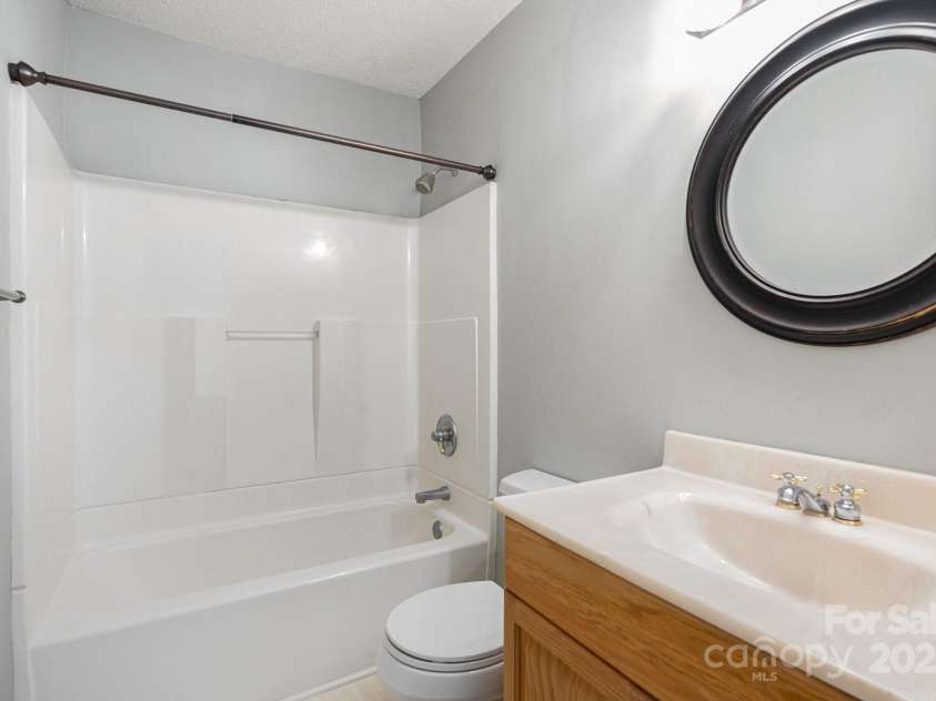 4025 Ivystone Court, Charlotte, NC 28277.  MLS# CAR4263151, YatesRealty ID 18180. Primary Bath