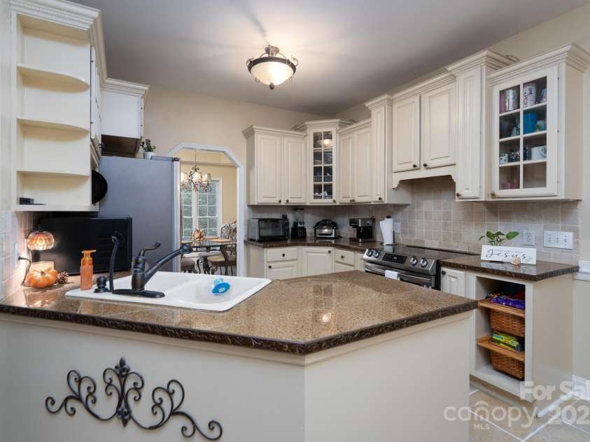 709 Carson Court, Kannapolis, NC 28083.  MLS# CAR4294117, YatesRealty ID 18184. 