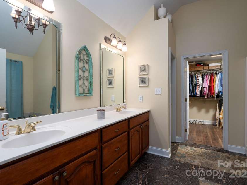 709 Carson Court, Kannapolis, NC 28083.  MLS# CAR4294117, YatesRealty ID 18184. Double Vanities
