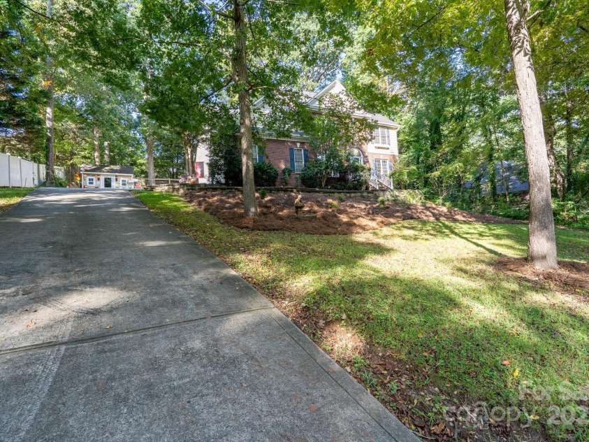 709 Carson Court, Kannapolis, NC 28083.  MLS# CAR4294117, YatesRealty ID 18184. Driveway