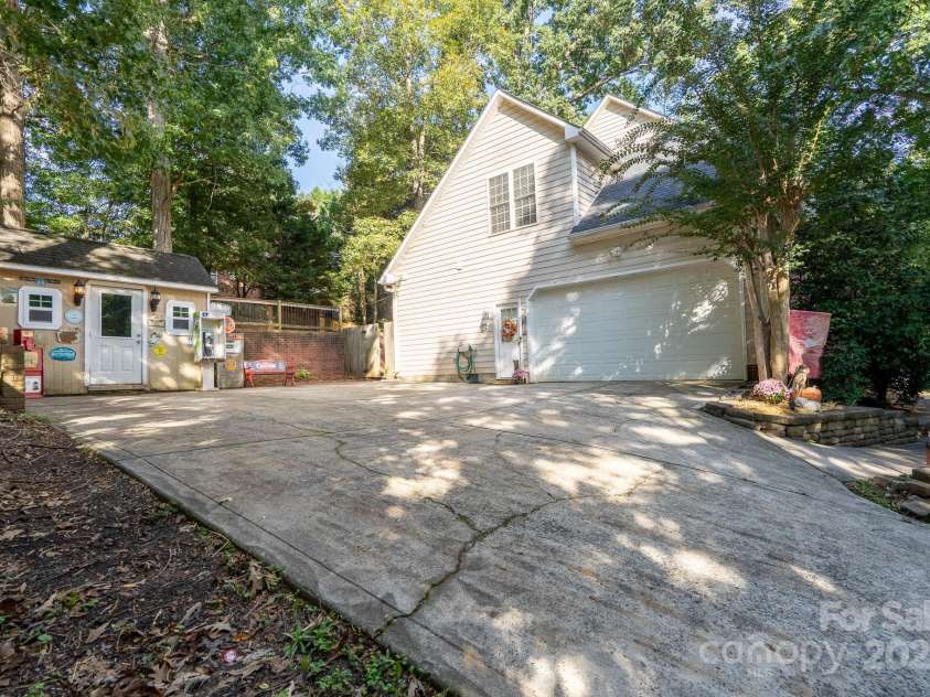 709 Carson Court, Kannapolis, NC 28083.  MLS# CAR4294117, YatesRealty ID 18184. Driveway Parking/Garage/Workshop or Storage
