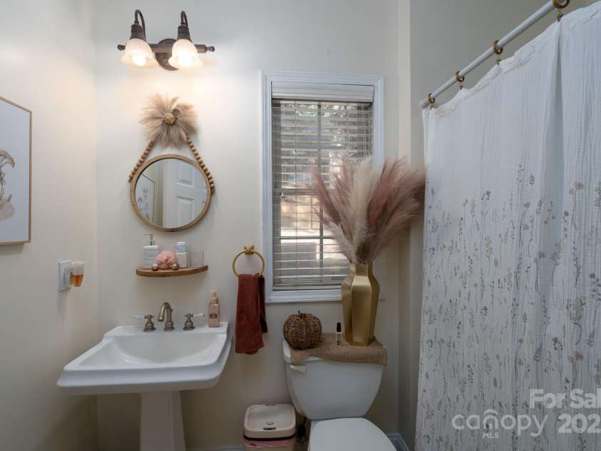 709 Carson Court, Kannapolis, NC 28083.  MLS# CAR4294117, YatesRealty ID 18184. Full Bathroom 1 (Main Floor)