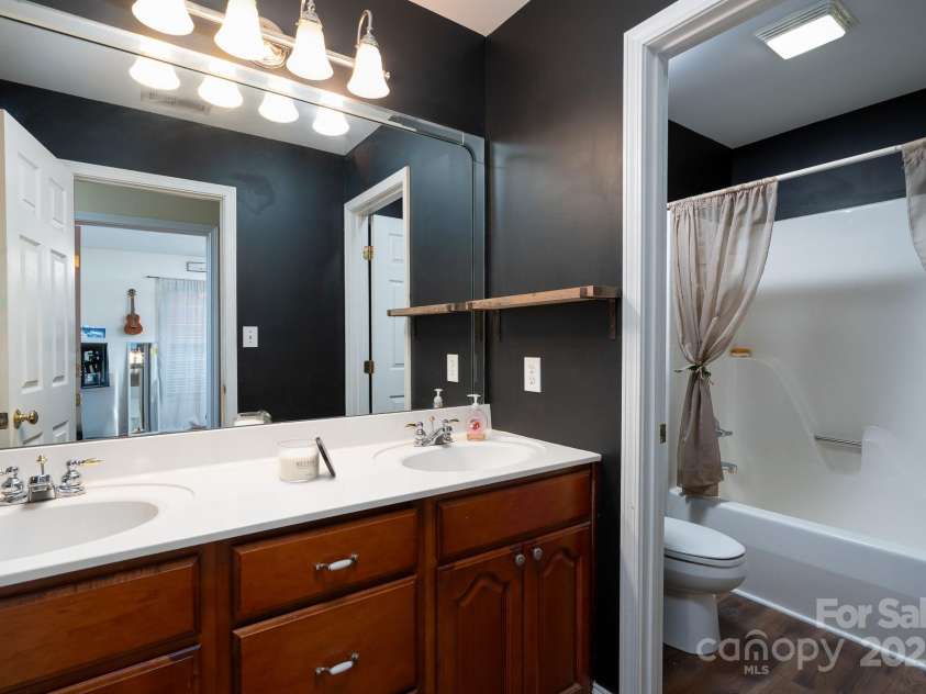 709 Carson Court, Kannapolis, NC 28083.  MLS# CAR4294117, YatesRealty ID 18184. Full Bathroom 3 with Double Vanities