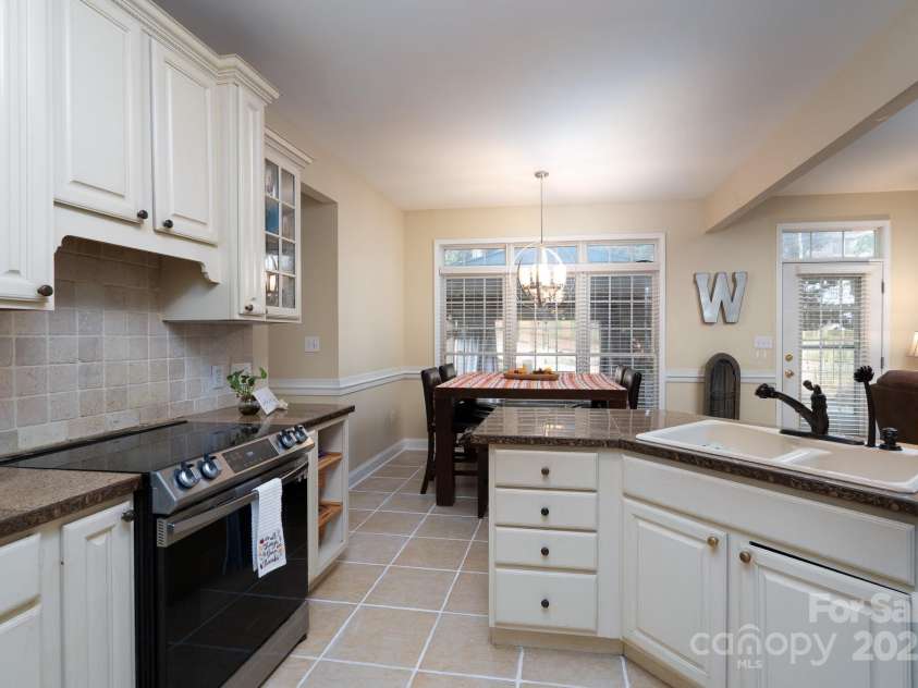 709 Carson Court, Kannapolis, NC 28083.  MLS# CAR4294117, YatesRealty ID 18184. Kitchen