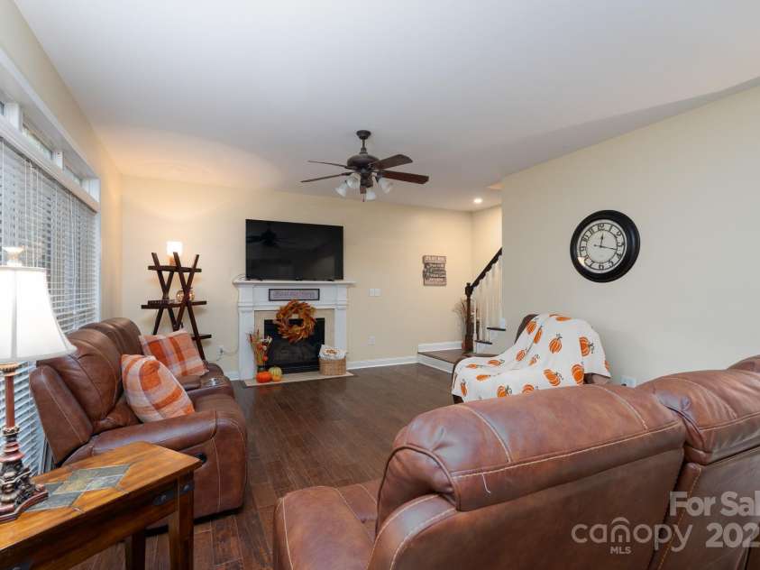 709 Carson Court, Kannapolis, NC 28083.  MLS# CAR4294117, YatesRealty ID 18184. Living Room